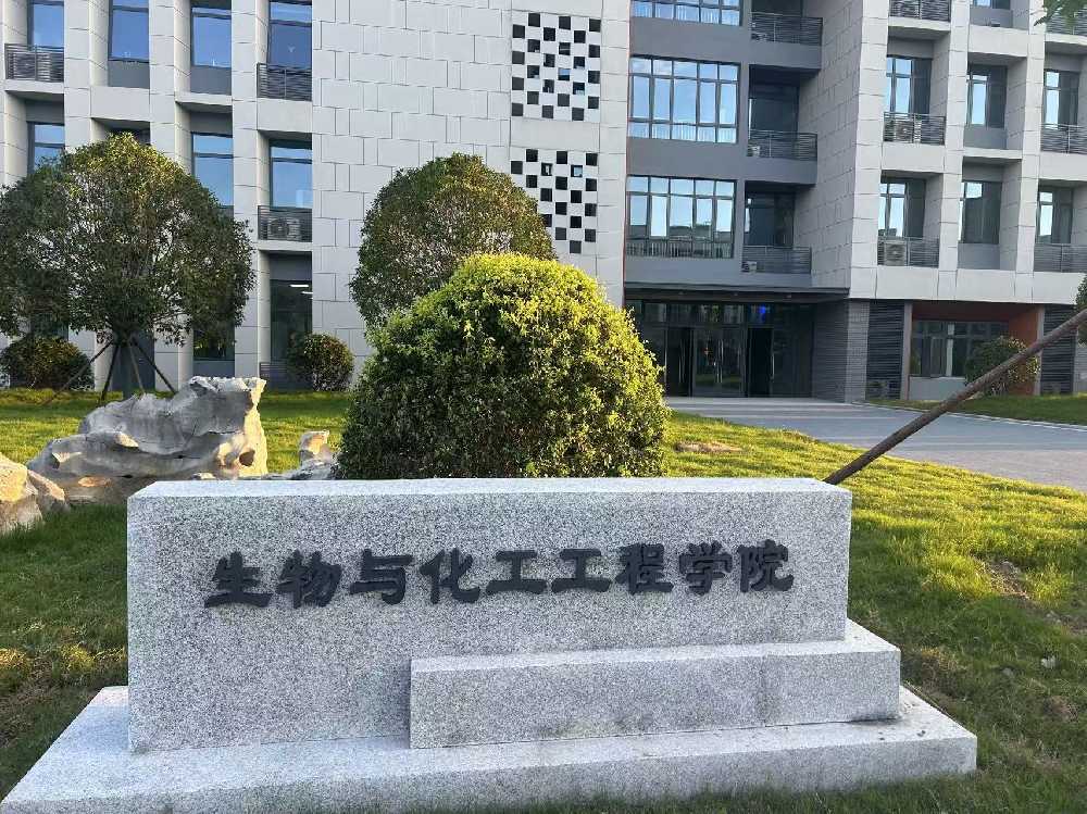 万山区扬州职业大学体育场高杆灯项目